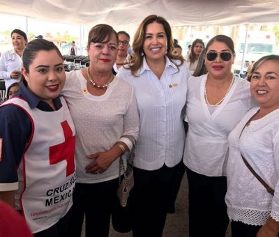 Personal voluntario de Cruz Roja, con ¨Presidenta de DIF Estatal.