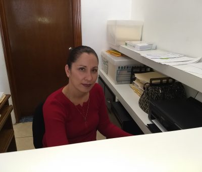 Eficiente y servicial, en la recepción del OOSAPAS Comondú, María del Rosario García Fernández “Chayito”.