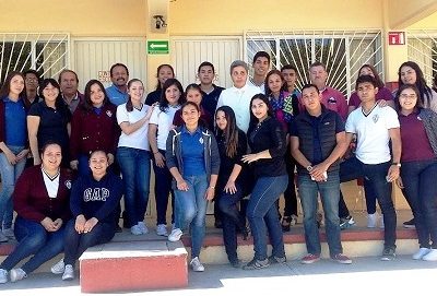 En la foto del recuerdo de estudiantes del colegio Sor Juana Inés de la Cruz a cargo del profr. Humberto Meza y la Directora de Bachilleres.