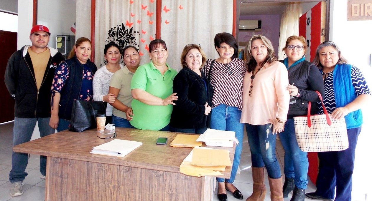 Personal que labora en DIF de la Colonia Pueblo Nuevo dirigido por Sandra Hampl recibieron la visita de la nueva presidenta de DIF Laura Selene Gutiérrez.