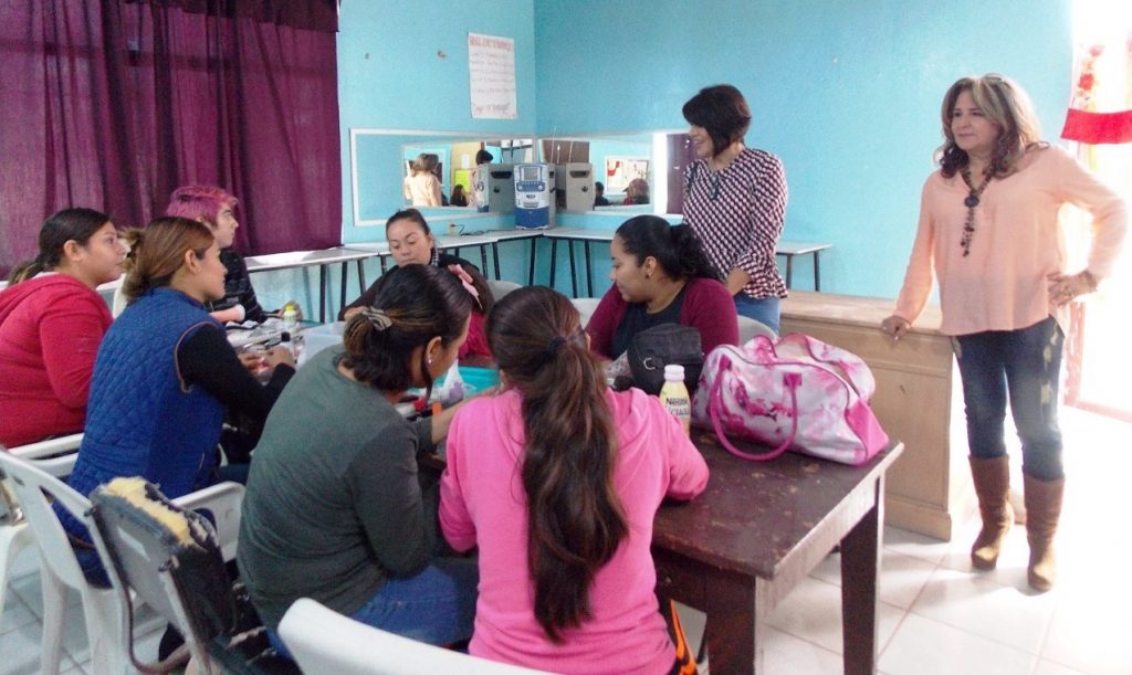 Presidenta de DIF Mpal. Laura Selena Gutiérrez recorrió talleres de col. Pueblo Nuevo dialogando con alumnas y escuchando inquietudes.