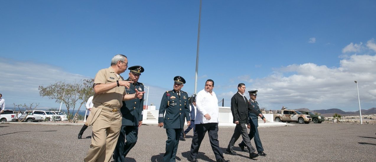 El gobernador Carlos Mendoza Davis acompañado por el general Pedro Felipe Gurrola representante del secretario de la Defensa Nacional