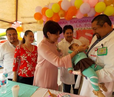 Presidenta del DIF Municipal Selene Gutiérrez aplica primer dosis contra la Polio en Comondú.