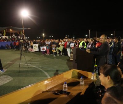 Walter Valenzuela inaugura la liga de fútbol 7 en el campo Los Pinos